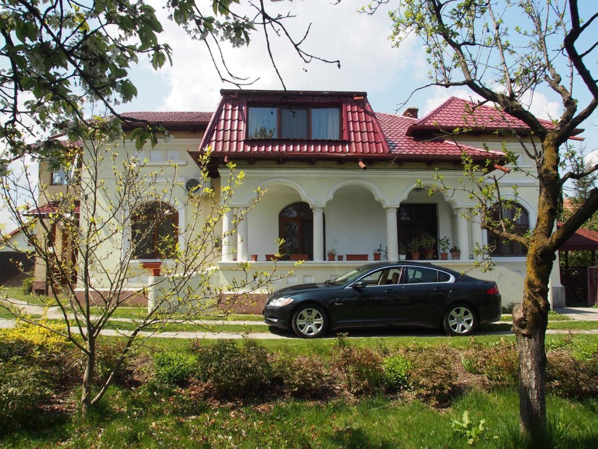 Argeselu Garden Villa - Entire Floor Apartment, Exclusive Garden Access Maracineni Esterno foto
