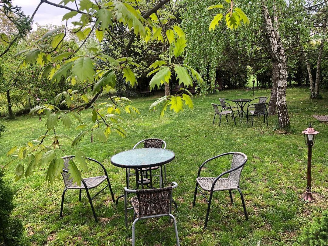Argeselu Garden Villa - Entire Floor Apartment, Exclusive Garden Access Maracineni Esterno foto