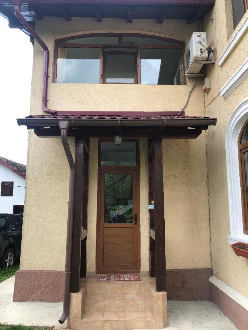 Argeselu Garden Villa - Entire Floor Apartment, Exclusive Garden Access Maracineni Esterno foto
