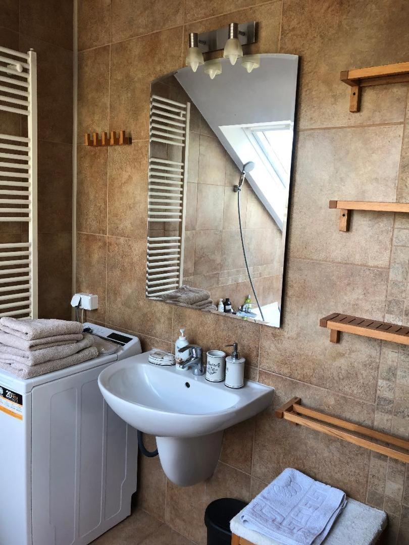 Argeselu Garden Villa - Entire Floor Apartment, Exclusive Garden Access Maracineni Esterno foto